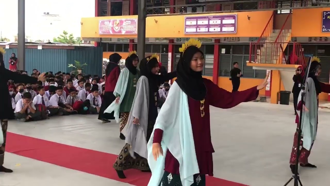 Persembahan tarian oleh murid-murid SMK Telok Panglima Garang