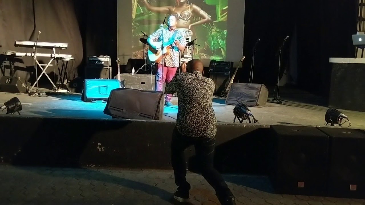 Robin-Huws performing at Adomaa vs Adomaa concert at Alliance Francais