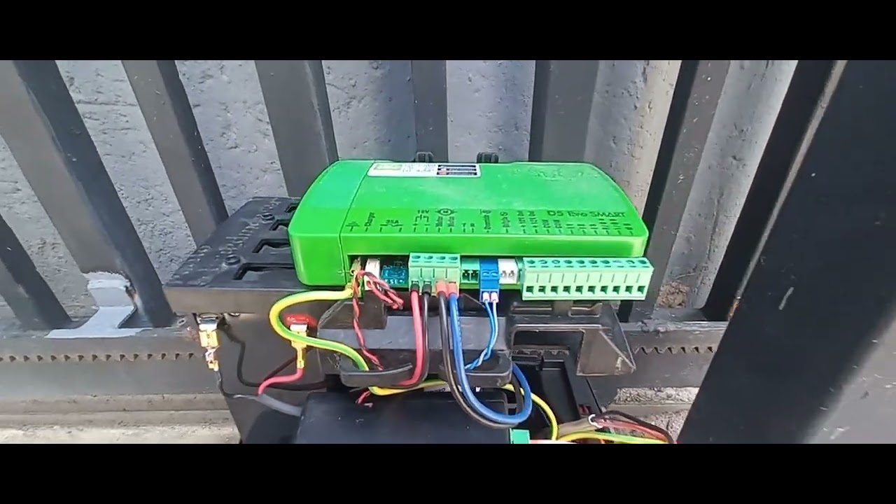 Установка привода для раздвижных ворот Centurion D5 Evo Smart в Кемптонпарке компанией Smart Gates.