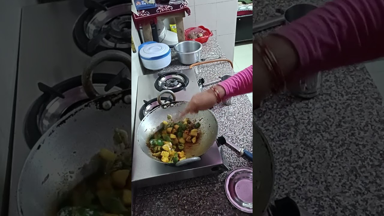 आलू शिमला मिर्च की चटपटी सूखी सब्जी और पराठा .#youtubvideo #cooking kamendraSingh. 