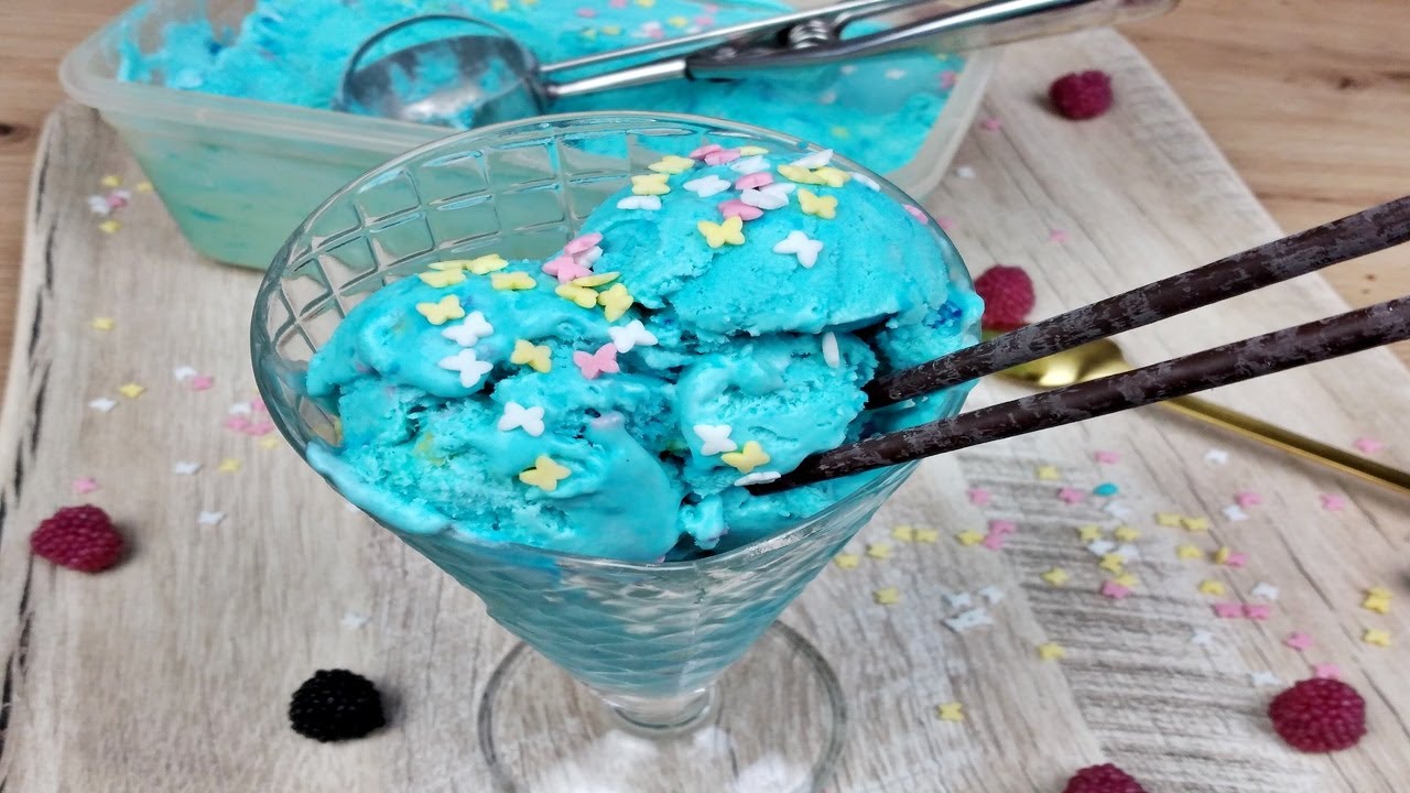 Rezept: Schlumpfeis selbst gemacht / Zubereitung ohne Eismaschine / blaues Eis