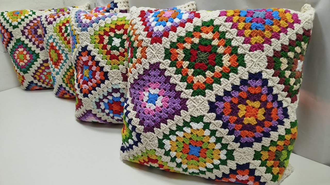 Capas de almofadas de crochê com quadradinhos da vovó 