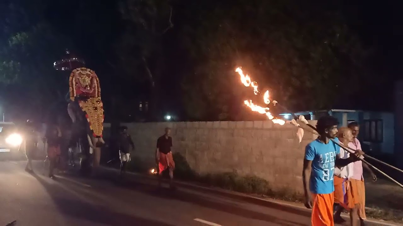 കൈതത്തിൽ ക്ഷേത്രത്തിൽ നിന്നും ചാരംപറമ്പ് ക്ഷേത്രത്തിലേയ്ക്ക് , ആറാട്ട് കഴിഞ്ഞുള്ള മടക്കം. 🙏💕🙏