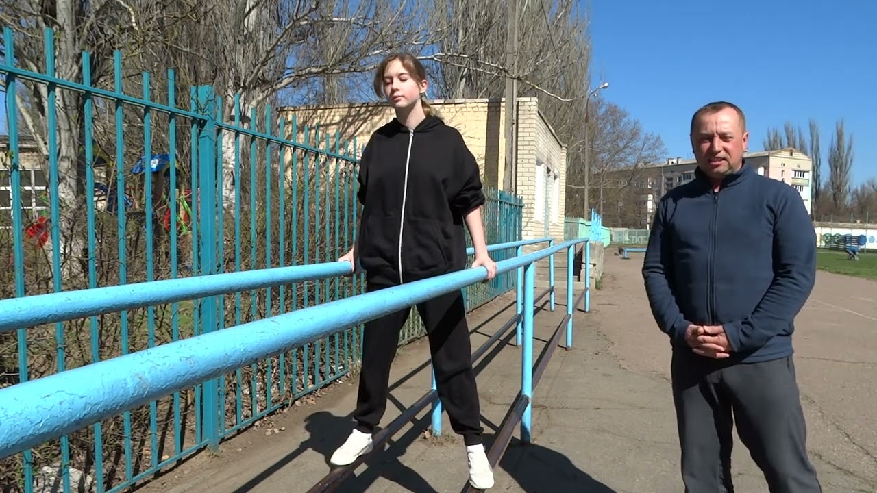 Гімнастичні вправи для дітей на брусях.