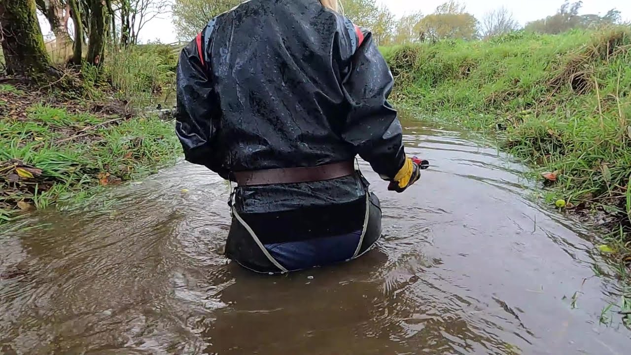 Video 80 - Bobbing for apples  - Taster (rubber, waders, waterproof jodhpurs, wet, stream, wetlook)