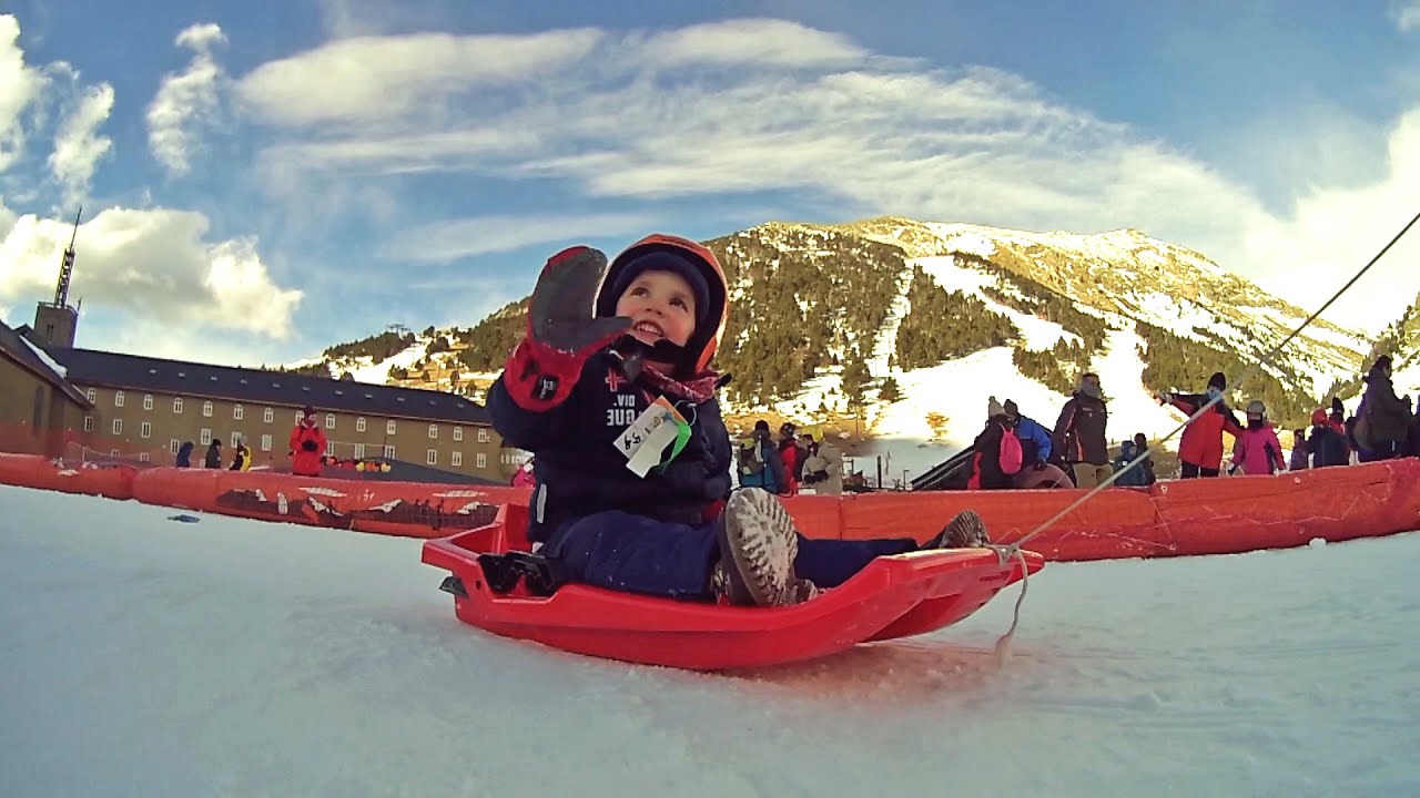 Trineo de nieve con ni&ntilde;os / Snow sledding with children / Bajar por la nieve en trineo