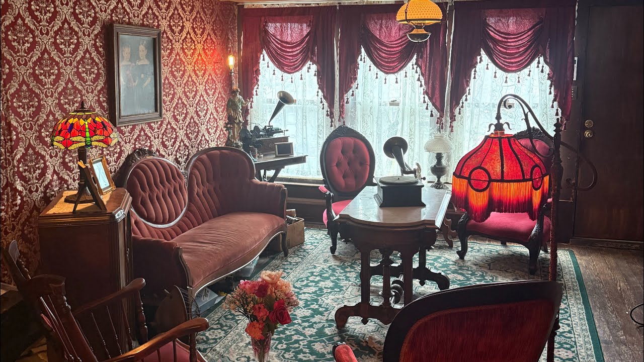 A tour of ⚡️🎩Dr.Parkinstines 🎩⚡️flat 🏡during the 🌞day and after dark 🌛