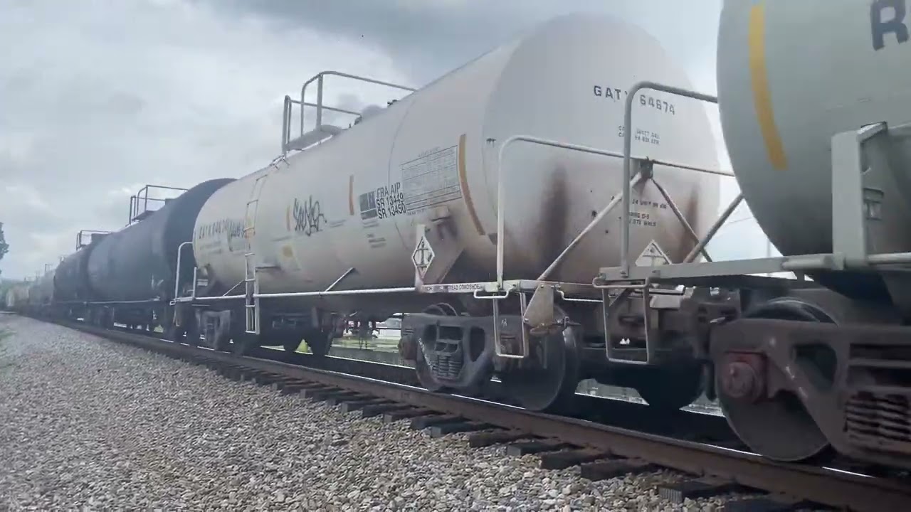 NS 1086 leads a manifest with LESILE RS3L.