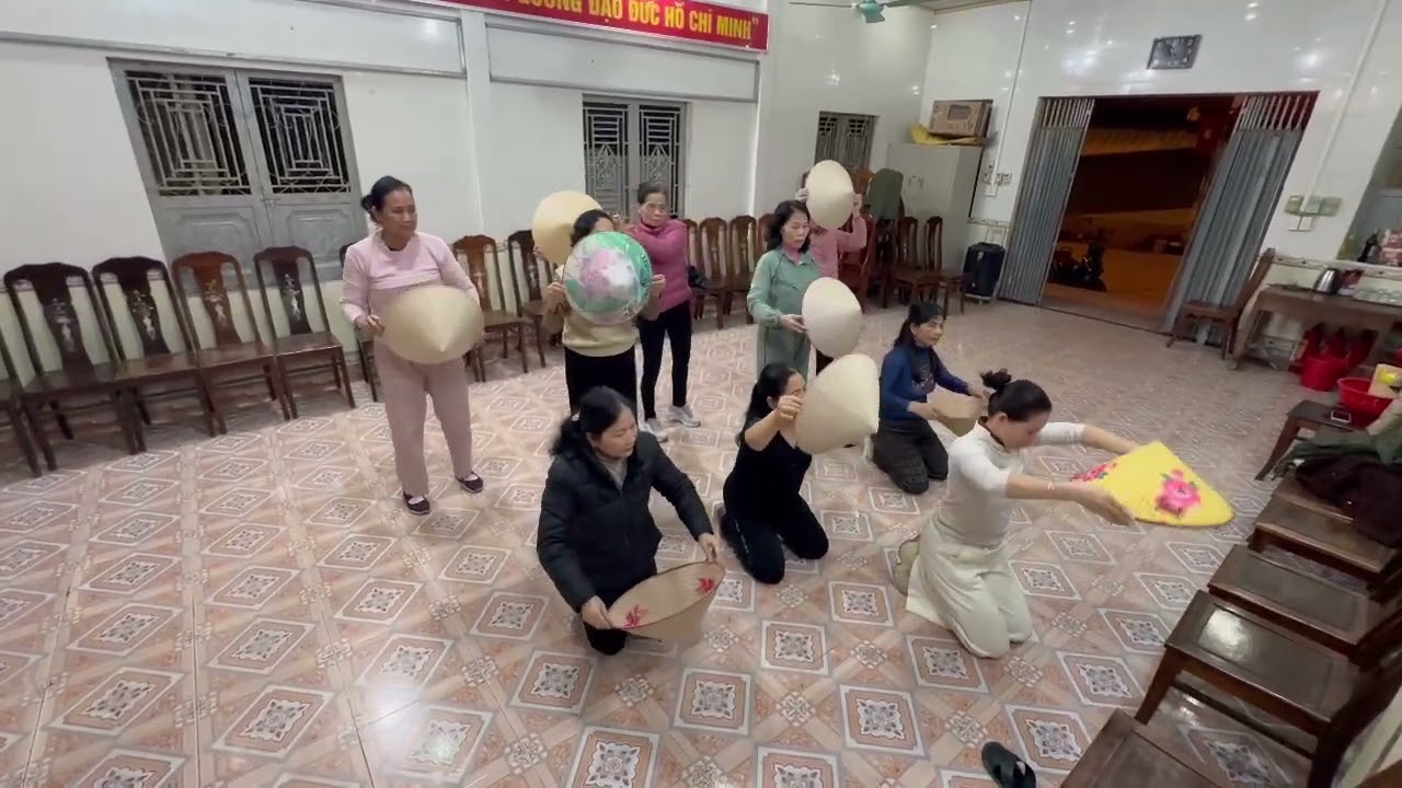 Múa nón Việt Nam
