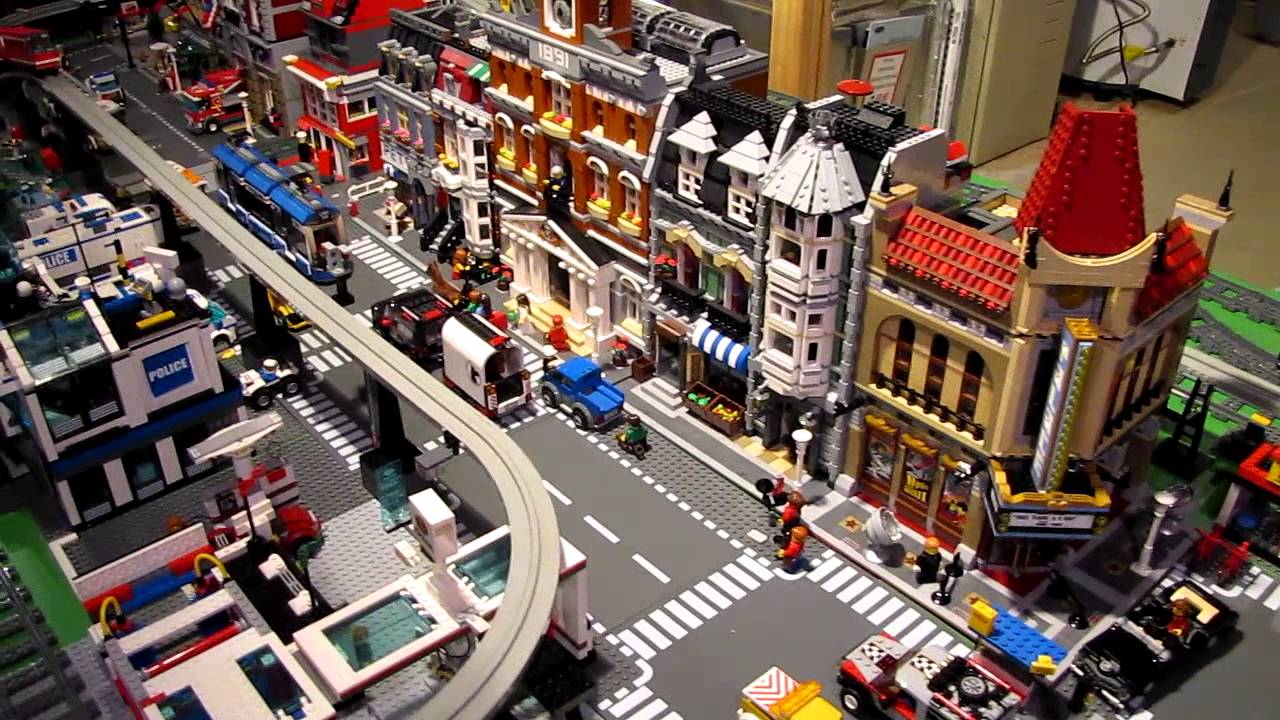 Lego City with 10232 LEGO Palace Cinema and 4207 Garage