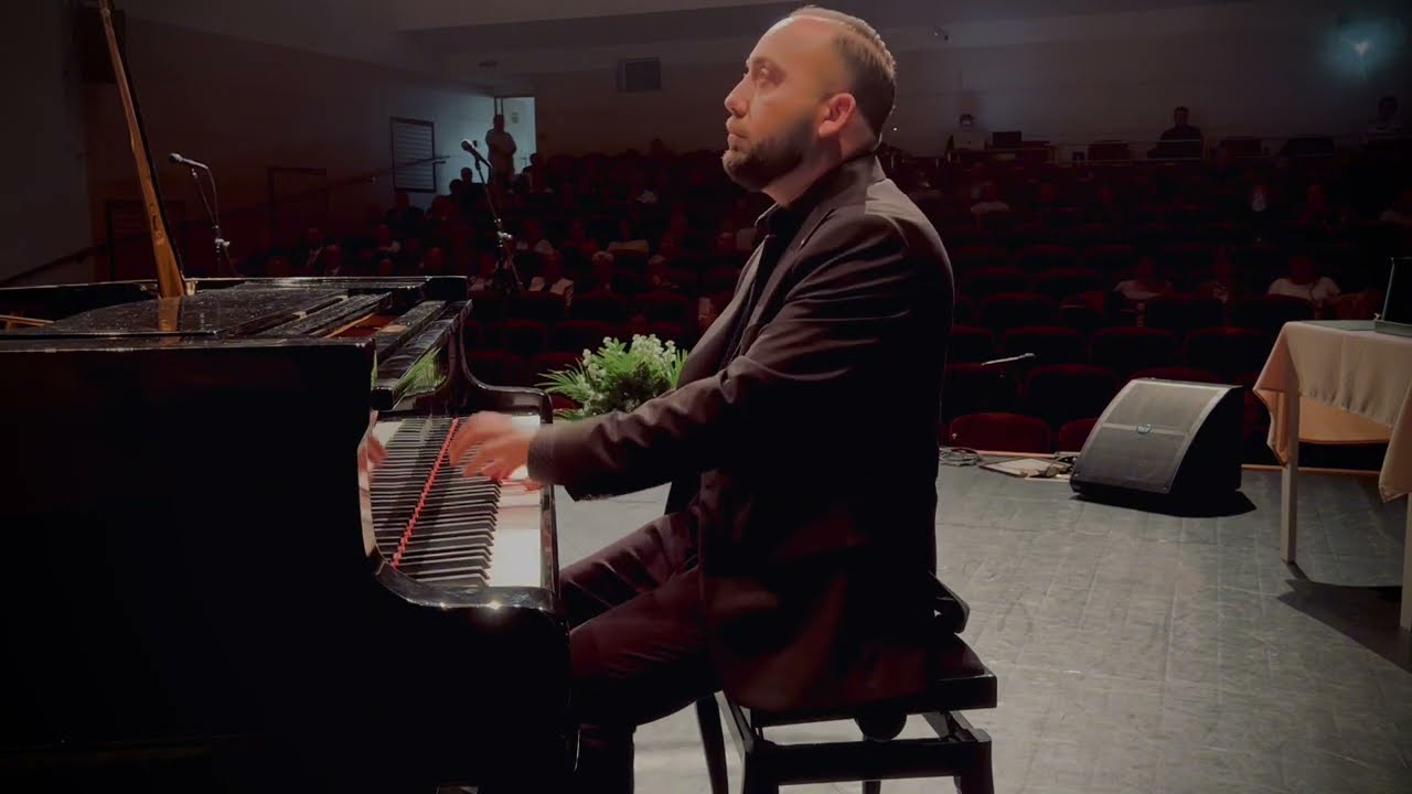 J. Brahms Hungarian Dances - Drahoslav Bango (piano)