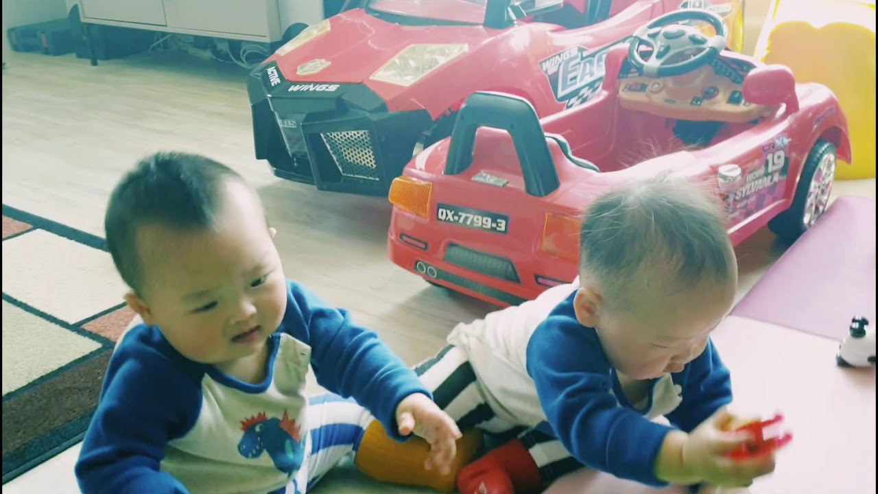 11개월 쌍둥이의 요요쟁탈전(재빠르게 도망다니는 동인이와 힘 쎈 동민이)