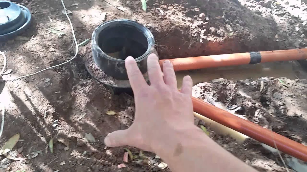 החלפת בריכת ביוב לפלסטיק בעקבות שורשים.