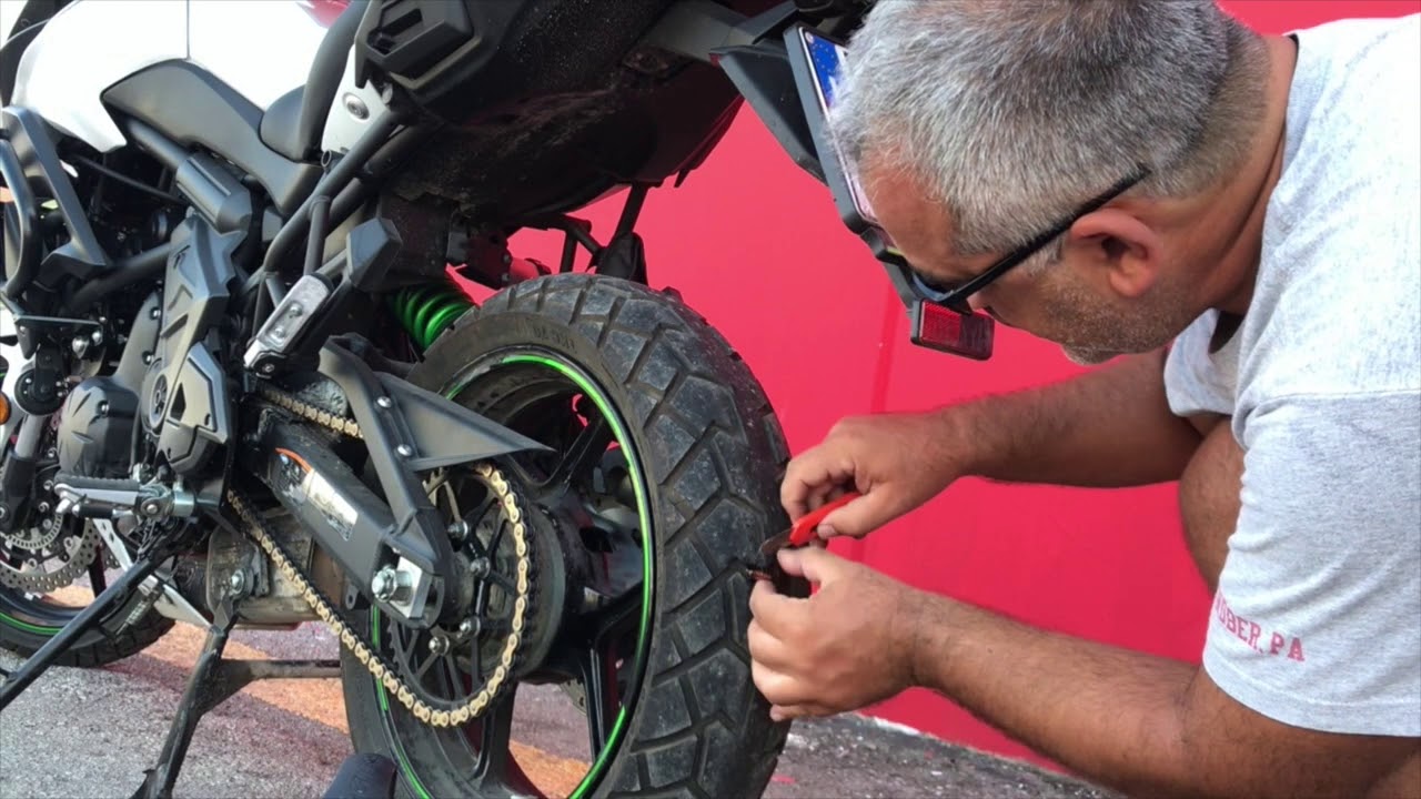 Riparazione gomma Tubeless con kit di riparazione.