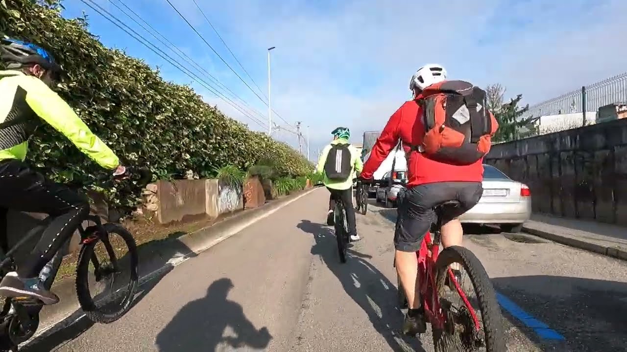 TREN Y PEREGRINOS EN BICICLETAS ELECTRICAS MARTES 3-1-2023 POR PORRIÑO Y MOS GH013131