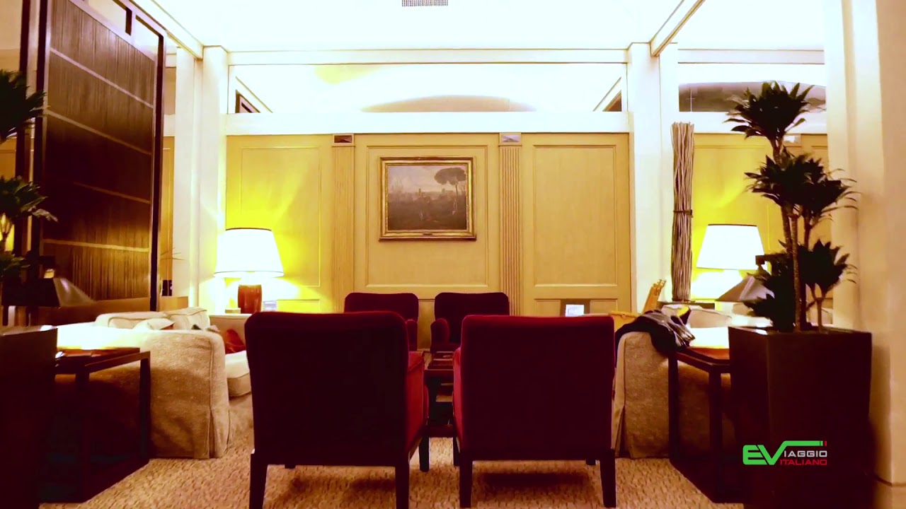Hotel Roma Centro - Dei Borgognoni lobby e garage con colonnina ricarica auto elettriche