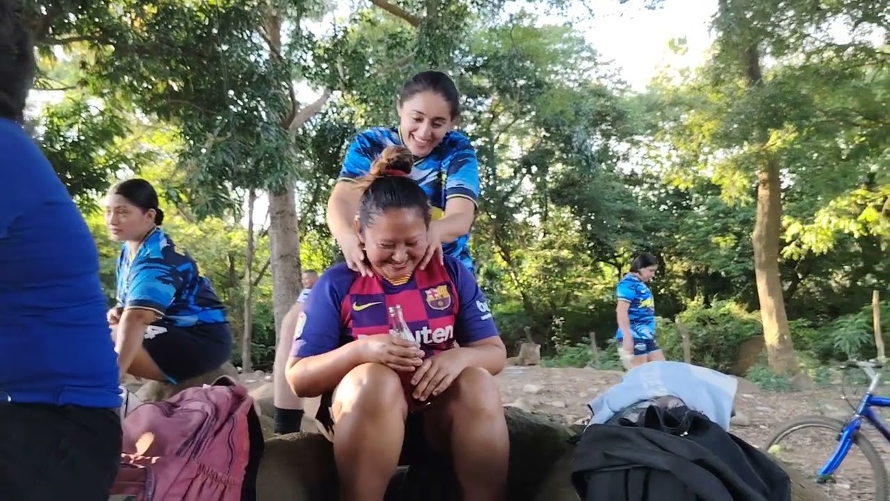 La importancia de calentar antes de cada partido y andar un masajista 😊