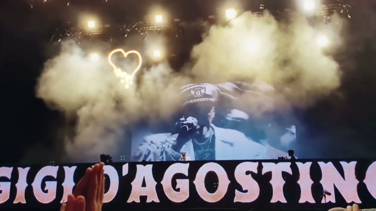 L'amour toujours Live- Come essere al concerto... e stanno cantando di fianco a te. #gigidagostino 