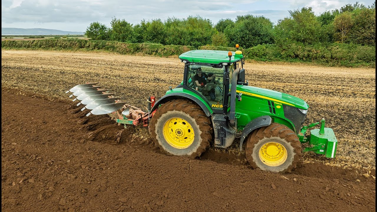 John Deere 7290R ploughing with the 6 Furrow Kverneland Plough
