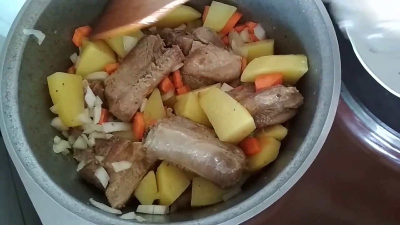 Тушеная картошка  с ребрышками