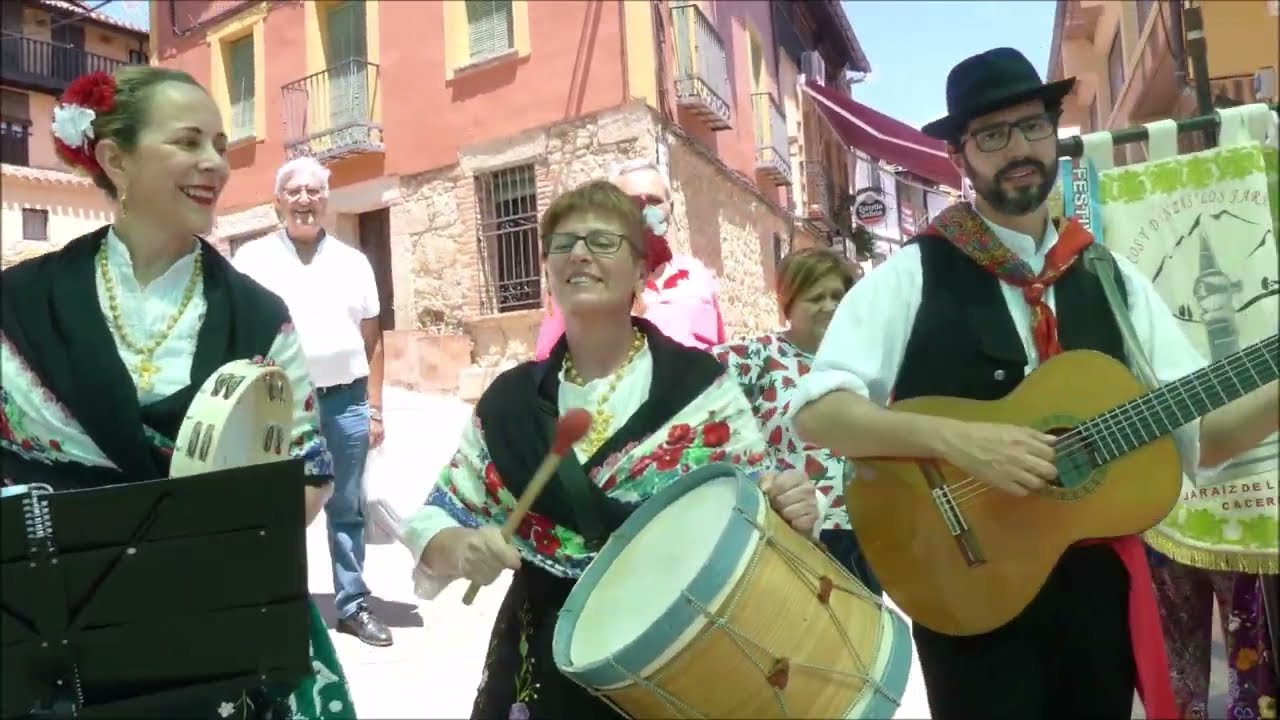 Actuación en VI ENTREVECINOS 2023 del Grupo Folk LOS JARENTINOS en Madrigal de la Vera