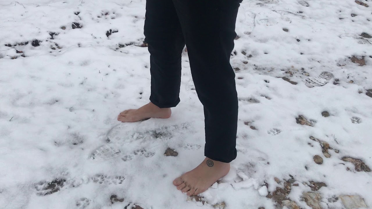 Barefeet walk in the snow