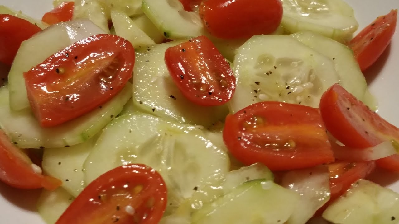 Салат из огурцов, помидоров и лука (отлично подходит для похудения)