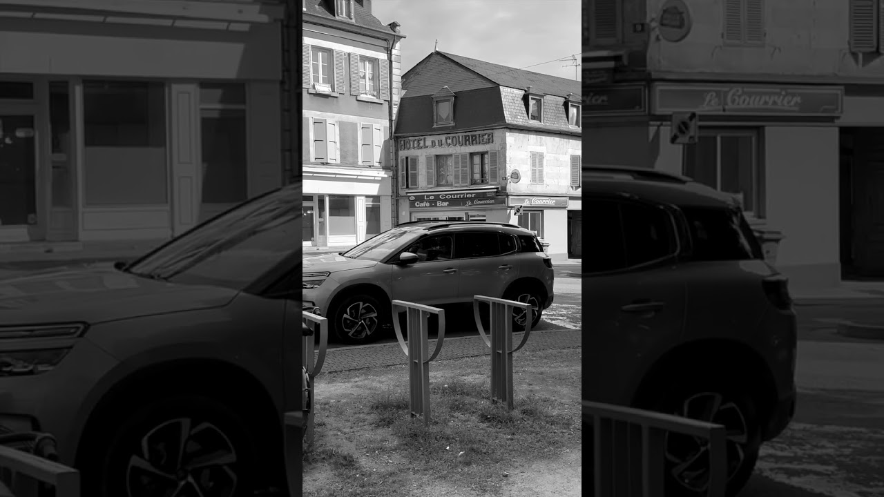 Visite de la place Chaméane à Nevers en noir et blanc.