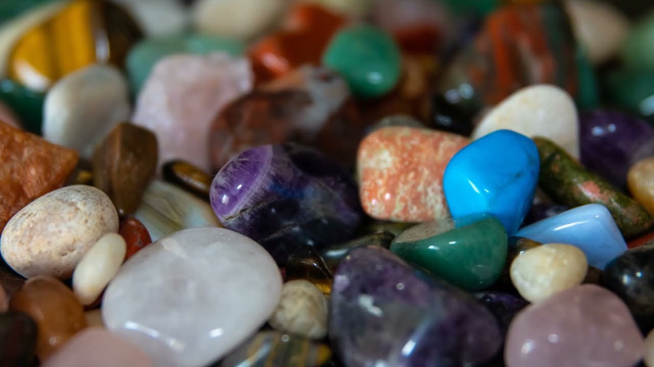 Speaking of Stones: Leucite or Analcime?  The Fast Field Test.