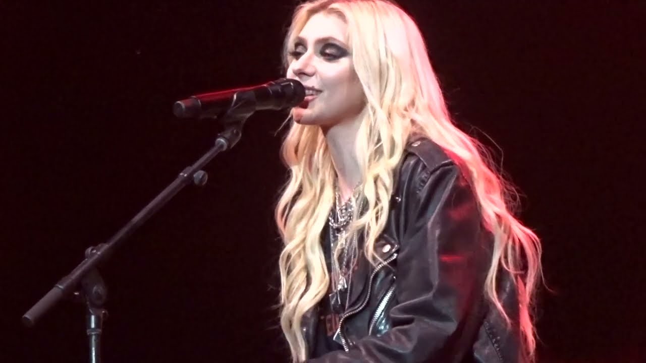 The Pretty Reckless - Going to Hell - Angel of the Winds Arena - Everett, WA - Dec 12, 2025