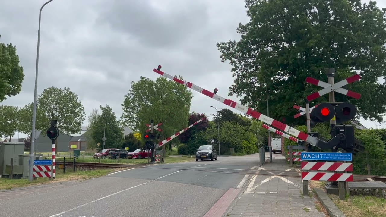 Spoorwegovergang Uithuizermeeden // Dutch Railroad Crossing