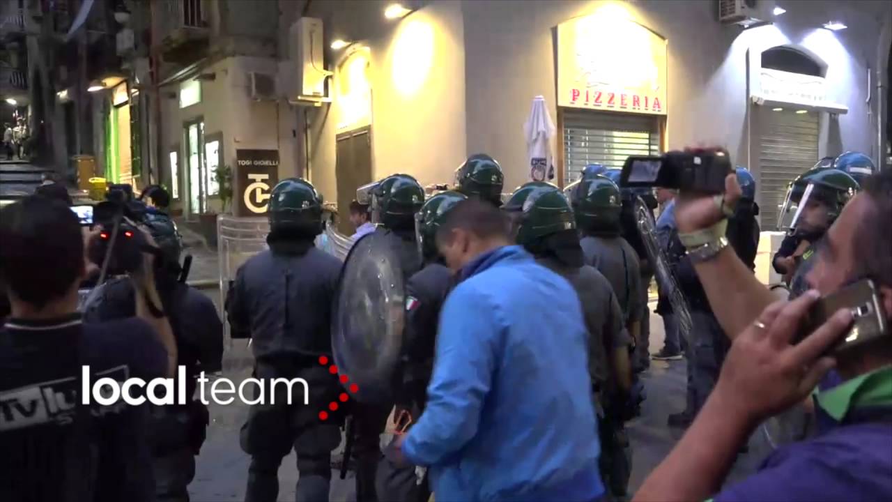 Caos a Napoli per visita Renzi: barricate manifestanti, cariche polizia