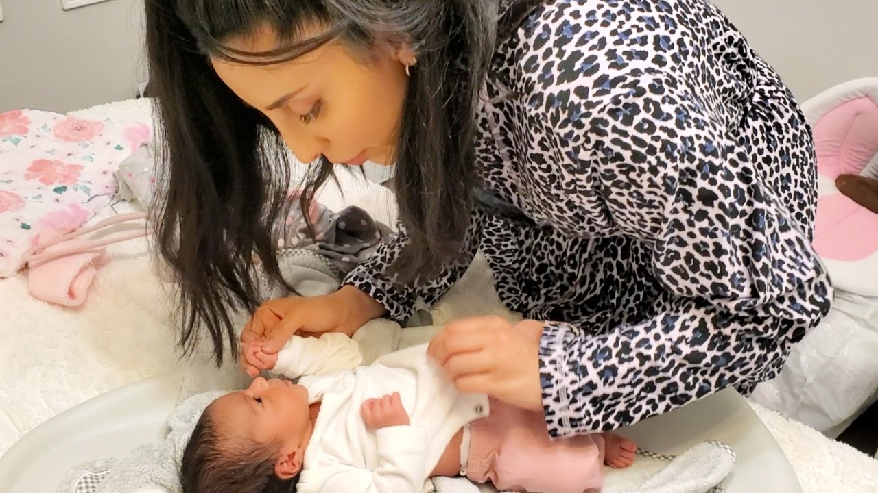 GIVING OUR NEWBORN HER FIRST BATH! The Zaid Family