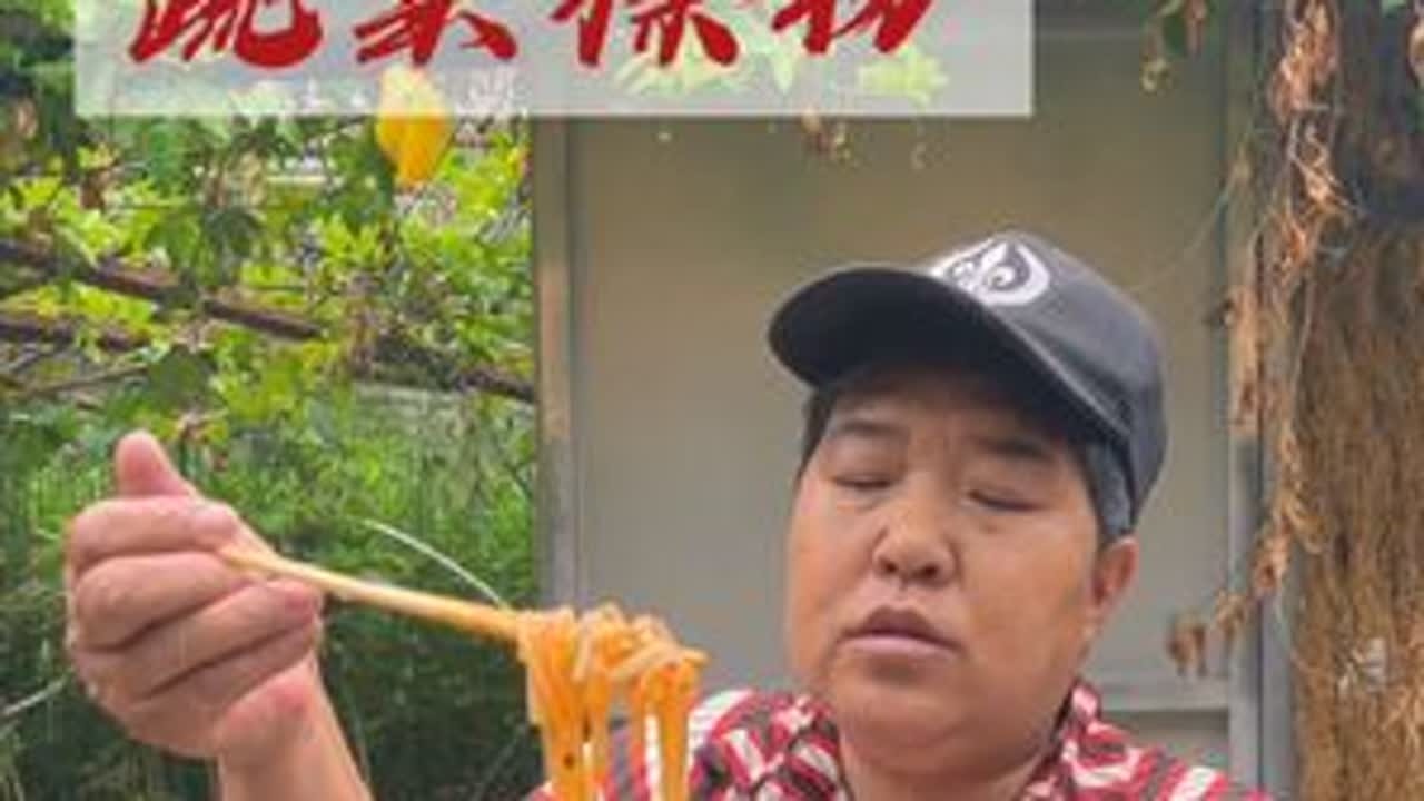 在这炎热的天气下、怎么能不来一碗酸酸辣辣的蔬菜擦粉呢#云南美食 #农村生活