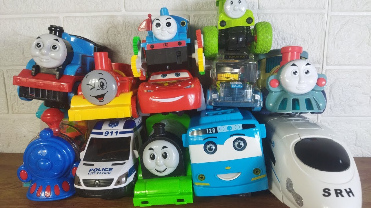 Colección de juguetes coloridos: trenes, autos y lindas amigas.