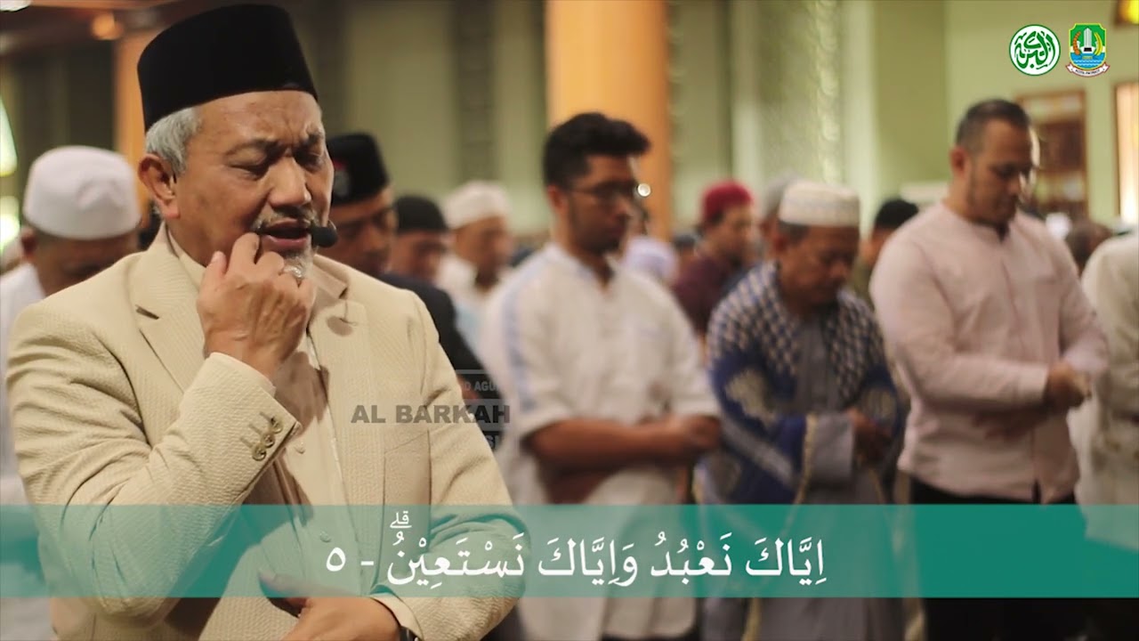 Dr  KH  AHMAD SYAIKHU Menjadi Imam Di Masjid Agung Al Barkah
