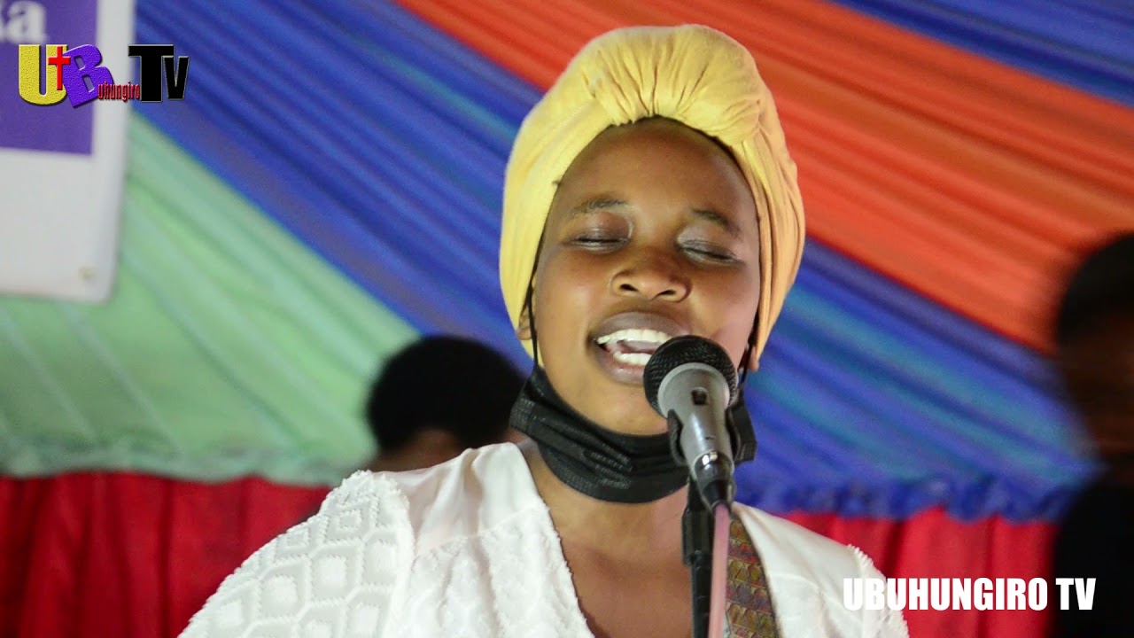 ADEPR MARANYUNDO.  Umuhanzikazi Gisele mundirimbo ye nziza!!