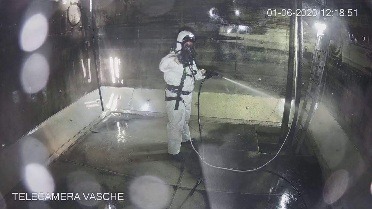 Pulizia vasca ambiente confinato.