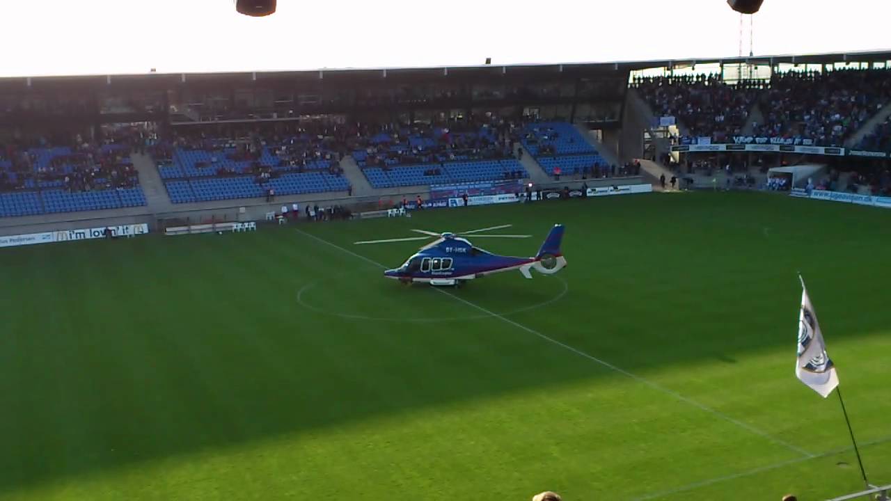 Helikopter lander på Blue Water Arena i Esbjerg