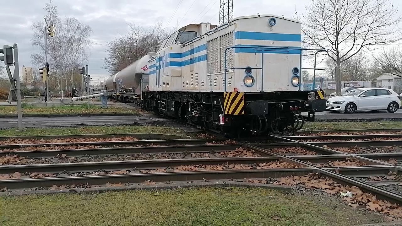 Bahnübergang Brandenburg August-Bebel-Straße /Auto hinter Schranken und Tram Kreuzung (Lok V100) ITB