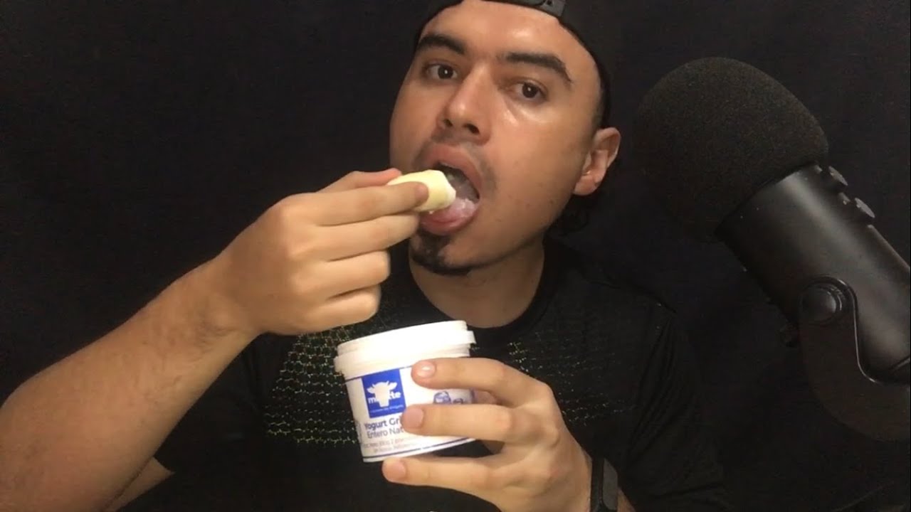 ASMR COMIENDO BANANO CON YOGURT GRIEGO