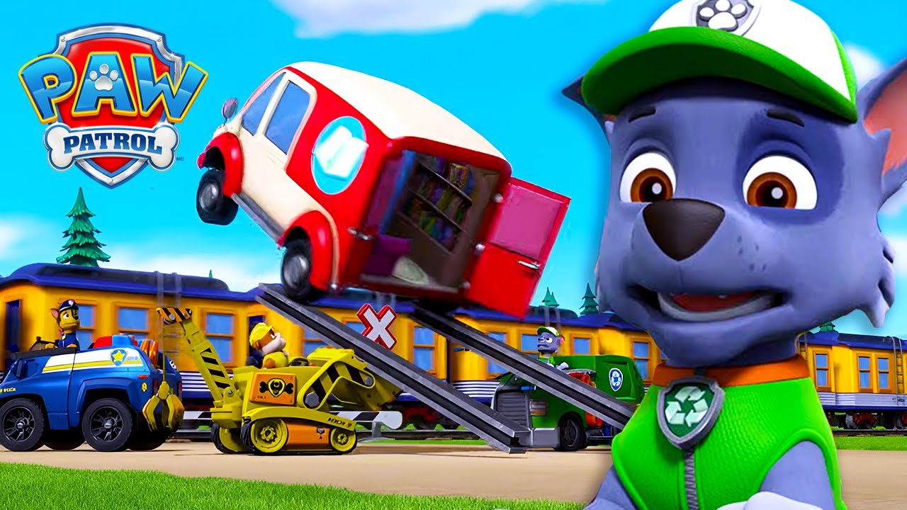 Райдър скача върху влака с книжния автомобил | PAW Patrol Bulgarian