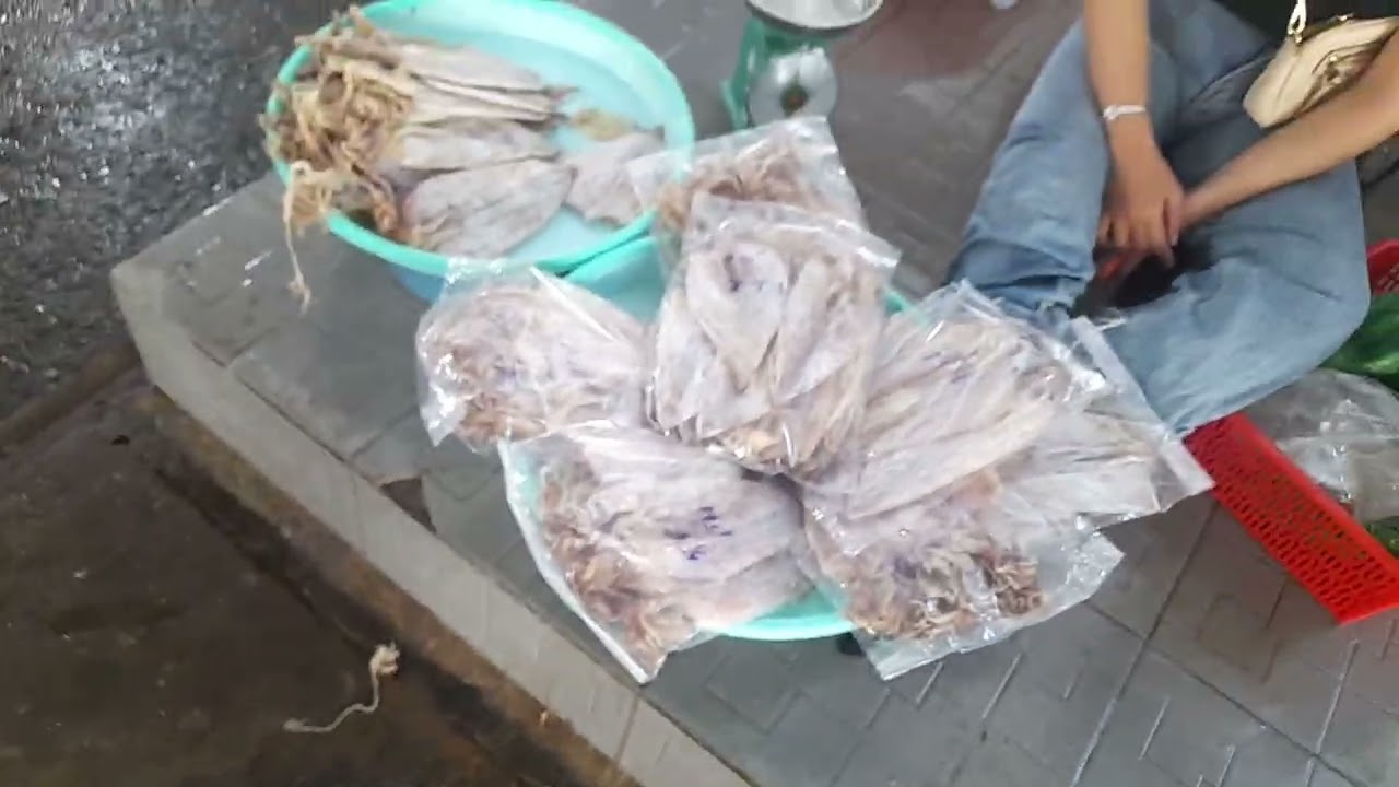 Mực khô phơi trên ghế ngoài biển giá tết