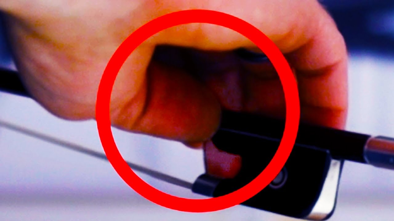 ¿Por qué va el pulgar aquí en el arco del violonchelo?