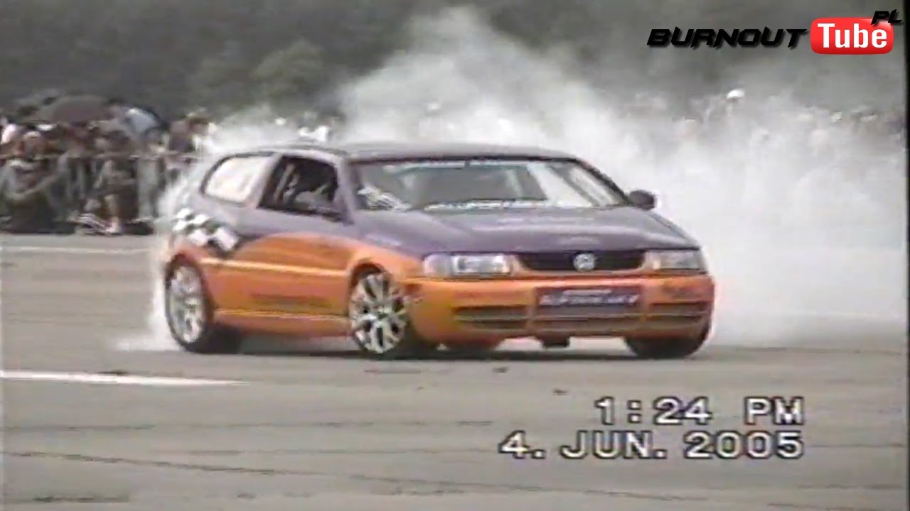 Stunt show - VW Polo Bimoto z dwoma silnikami motocyklowymi - na Auto Tuning Show - Piła 2005(retro)