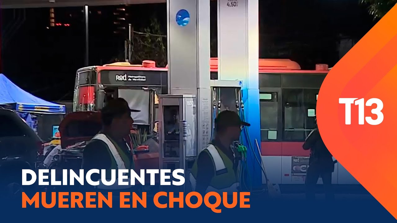 El impactante momento en que auto de delincuentes choca con bus de RED: Dos de los sujetos murieron