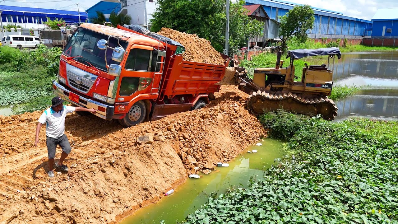 Full Video Be Mindful Landfill ! Truck 5Ton Back Unloading Overturned & Dozer KOMAT’SU Push Soil