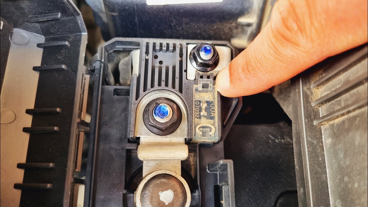 How to test and replace alternator fuse in Kia Sportage