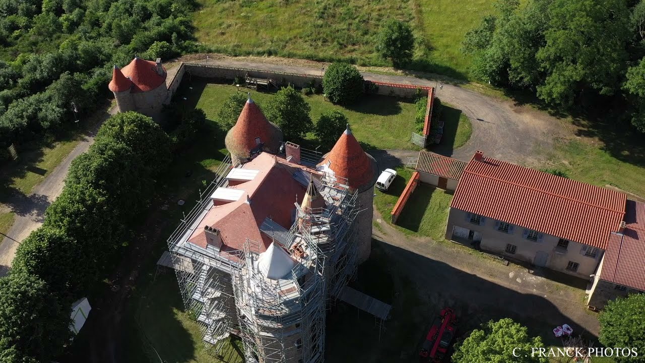 Vol en drone sur château de Montfort , Vernet la Varenne .