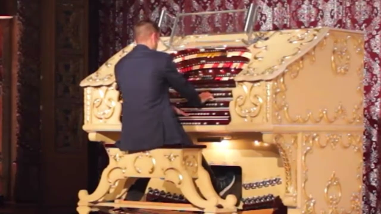 Majestic Theatre Pipe organ coming up from the pit.